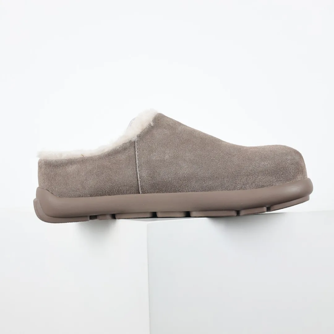 Pick up locally💰560 Core recommendation Good price Independently developed original outsole and cashmere insole to keep you warm in winter and suitable for home use. In the new year, uug launched a style series, which is partially geared towards the preferences of young consumers and has also moved to the forefront of fashion trends. Shoe body material Water-repellent coated suede upper 17 mm UGGPURE™ implanted wool insole Lightweight non-slip comfortable rubber outsole With brand LOGO trademark Comes with a full set of packaging Size: 35 36 37 38 39 40 41 42 43 44